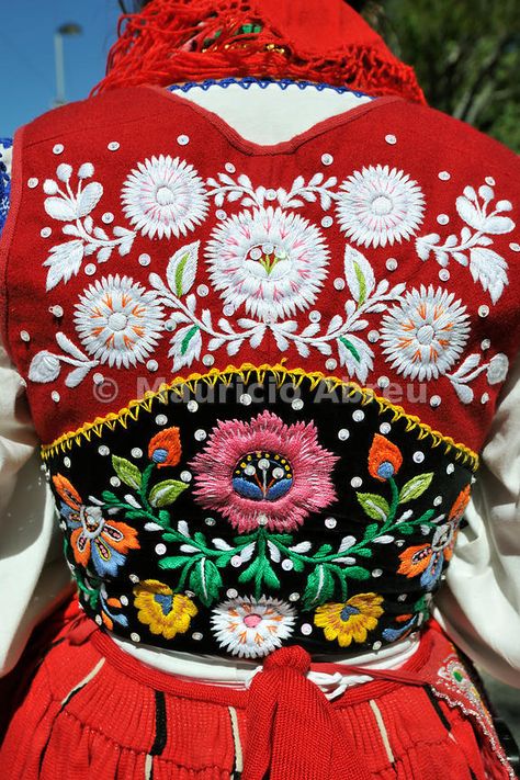 Traditional costume of Minho. Our Lady of Agony Festivities, the biggest traditional festival in Portugal. Viana do Castelo. Polish Embroidery, Portuguese Culture, Folk Clothing, Redwork Embroidery, National Dress, Folk Dresses, Folk Embroidery, Ethnic Dress, Folk Costume