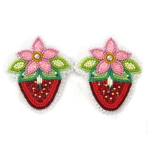 Strawberry Beadwork, Beaded Berries, Beaded Tulip, Caribou Tufting, Quill Work, Native Earrings, Beautiful Beaded Earring, Beadwork Designs, Beaded Earrings Tutorials