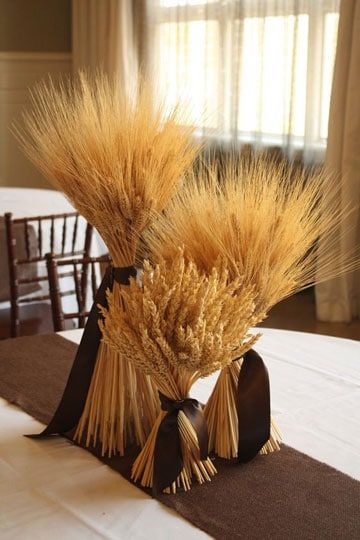 centro de mesa rustico para casamiento                                                                                                                                                                                 Más Pie Garland, Diy Thanksgiving Centerpieces, Wheat Centerpieces, Wheat Wedding, Easy Diy Thanksgiving, Thanksgiving Pie, Deco Champetre, Diy Thanksgiving, Thanksgiving Table Settings