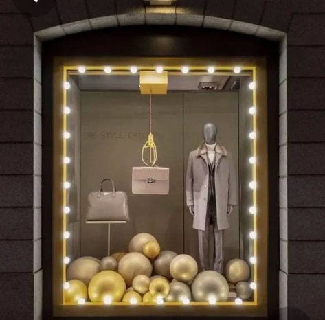 Luxury Window Display, Christmas Shop Displays, Boutique Window Displays, Christmas Shop Window, Fashion Window Display, Holiday Window Display, Window Display Retail, Italy Milan, Retail Interior Design