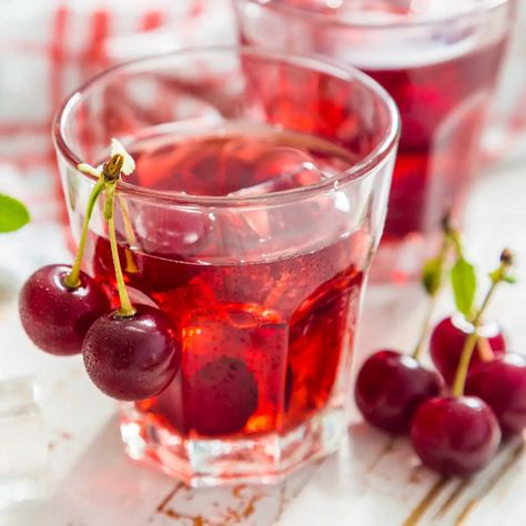 Cherry Tea Recipe (hot or iced) made with fresh cherries – Yum Eating Cherry Iced Tea, Benefits Of Cherry Juice, Cherry Juice Benefits, Meatloaf With Oatmeal, Hot Tea Recipes, Cherry Drink, Cherry Tea, Drink Syrups, Tart Cherry Juice