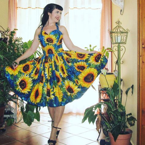 Pinup dress Joy dress in Midnight Sunflowers' Sunflower Fashion, Pinup Dress, Joy Dress, Floral Pattern Dress, Outfit Party, Circle Dress, Party Mix, Vintage Outfit, Dolce Gabbana Dress