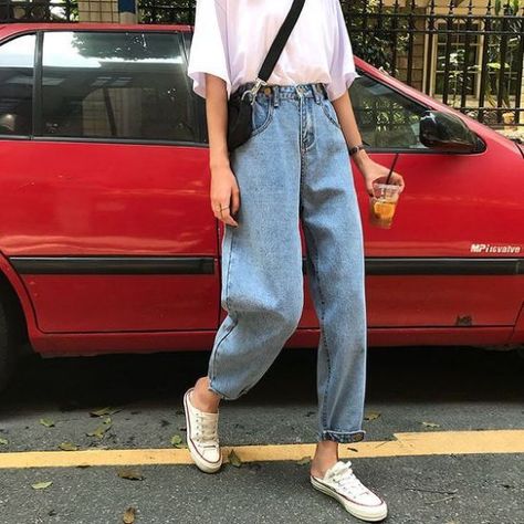 Style With Jeans, Mode Ulzzang, Ripped Jeggings, Look Grunge, Denim On Denim, Trousers Jeans, Trendy Swimwear, Grunge Look, Outfit Jeans