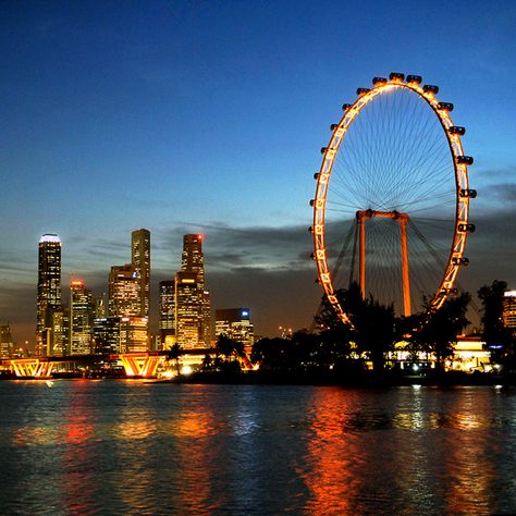 The Singapore Flyer not only offers you stunning views of the city, but is one of the city’s most recognisable architectural icons. Singapore Tour Package, Singapore Flyer, Singapore River, Singapore Tour, May Bay, One Day Trip, Air Terjun, Singapore Travel, Unique Buildings