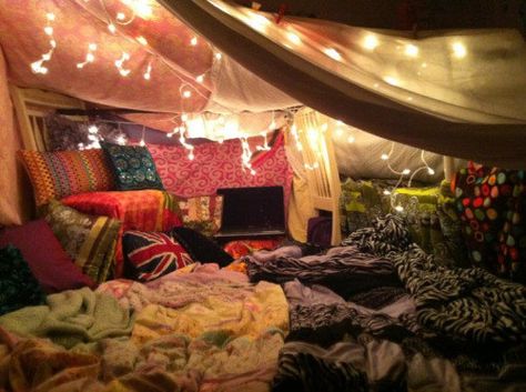 Don’t resist the urge hibernate. | 21 Cozy Sanctuaries To Shelter You From Adulthood Fort Bed, Bedroom Fort, Pidżama Party, Indoor Forts, Bed Fort, Cool Forts, Sleepover Room, Blanket Fort, Chill Room