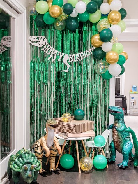 Dinasour Birthday Theme Kids, Birthday Decoration Dinosaurs, Dinosaur Birthday Backdrop Ideas, Dinosaur Birthday Party Decorations Diy, Three Rex Birthday Party Backdrop, Dinosaur Birthday Party Balloons, Dino Backdrop Birthday Party Ideas, Dinosaur Birthday Party Backdrop, Dinasour Birthday Ideas