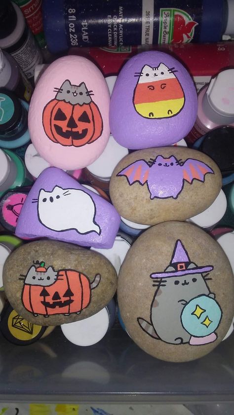 Cute Rock Painting Ideas Easy Halloween, Rock Halloween Painting, Painting Rocks Halloween, Spooky Painted Rocks, Stone Painting Halloween, Spooky Rock Painting, Painting Rocks Aesthetic, Painted Rocks Halloween, Halloween Painted Rocks Ideas Easy