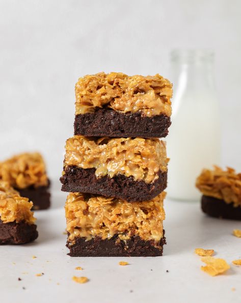 Cornflake Brownies, Easy Caramel Sauce, Easy Caramel, Tray Bake Recipes, Caramel Crunch, Fudgy Brownie, Salted Caramel Sauce, Caramel Topping, No Bake Brownies