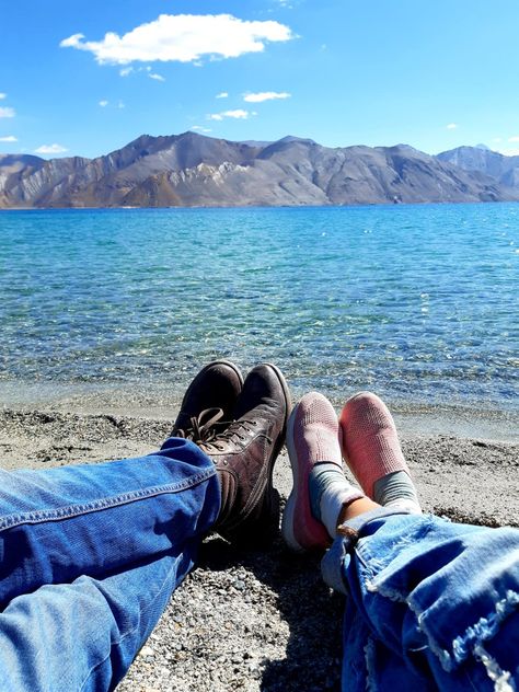 Chandratal Lake Photography, Pangong Lake Photography Ideas, Pangong Lake Photography, Leh Photo Ideas, Leh Ladakh Outfits Women, Leh Ladakh Aesthetic, Leh Ladakh Photography Poses, Chandrataal Lake, Leh Ladakh Photography