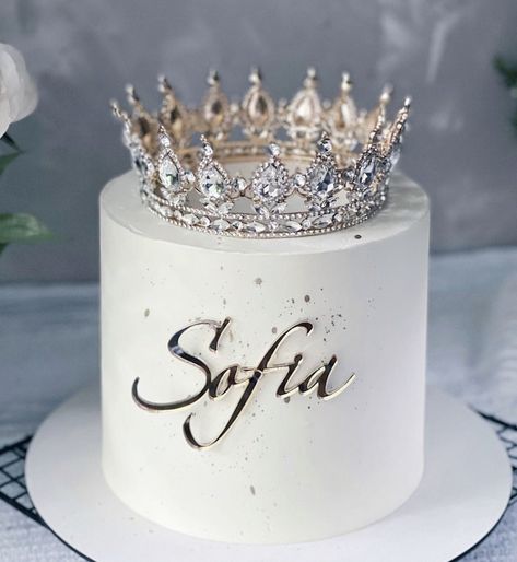 Beautiful Birthday Cakes For Women, Birthday Cake Queen, Cakes For Women Birthday, Crown Cake Ideas, Crown Cake Design, Pretty Birthday Cakes For Women, Cake With Tiara, Cake For Women Elegant, Crown Birthday Cake