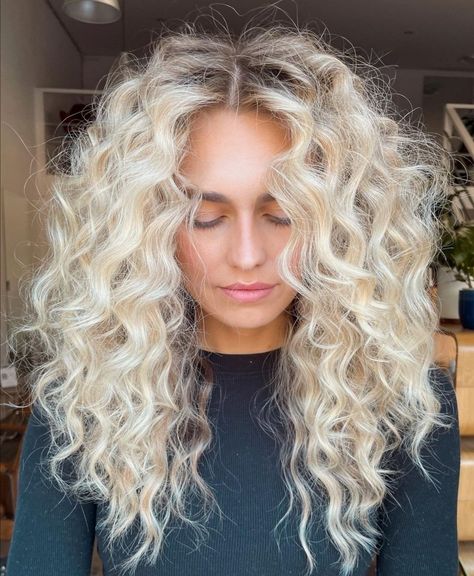 Fine Curly Hair, Hairstyles With Glasses, Blonde Curly Hair, Blonde Curls, Curly Hair Inspiration, Types Of Curls, Curly Hair Cuts, Long Curly Hair, Long Curly