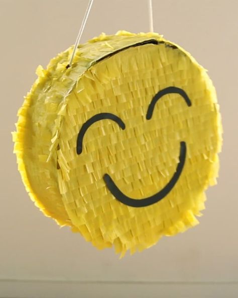 DIY Emoji Piñata _ great for a kids birthday party! Emoji Pinata, Emoji Party Decorations, Emoji Invitations, Emoji Birthday Invitations, Party Emoji, Emoji Diy, Emoji Birthday Party, Lilo Und Stitch, Piñata Ideas