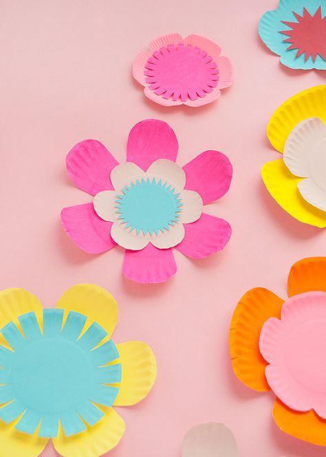 Painted Paper Plate Flowers ⋆ Handmade Charlotte Paper Plate Flowers, Tissue Paper Flowers Diy, Plate Flowers, Handmade Charlotte, Paper Flower Wall Decor, Wall Hanging Crafts, Paper Plate Crafts, Plate Crafts, Paper Flower Wall