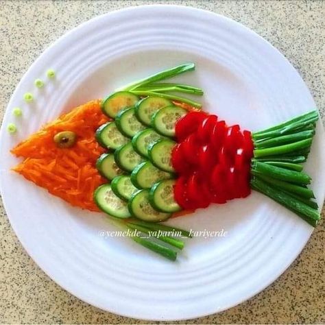 Decorações Com Comidas, Food Art For Kids, Vegetable Carving, Food Carving, Easy Food Art, Veggie Tray, Food Garnishes, Fun Kids Food, Party Food Appetizers