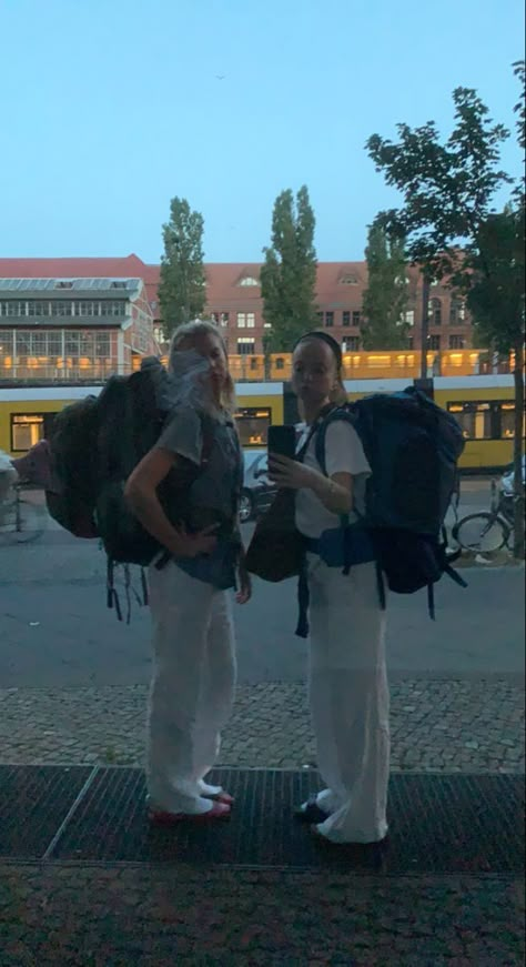 Backpacking Europe Route, Backpacking Europe Outfits Fall, Hostel Travel Aesthetic, Backpacking Essentials Europe, Berlin Summer Style, Hostels In Europe, Backpacking Across Europe Aesthetic, Europe Travel Aesthetic Friends, Backpacking Across Europe