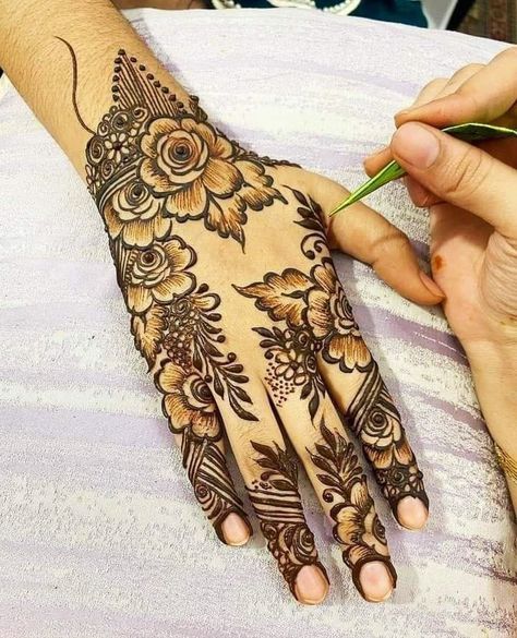 Latest Dubai Mehndi Designs, Hina Ideas, Patch Mehndi Designs, Dubai Mehndi Designs, Hina Design, Dubai Mehndi, Front Hand Mehndi Designs, Front Hand Mehndi, Hand Mehndi Designs