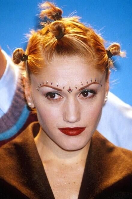 9 '90S Hairstyles To Add Back Into Your Beauty Routine Right Now Gwen Stefani 90s, Look Disco, Hair Clips 90s, The 90s Fashion, 2000s Fashion Trends, 90s Girl, 90s Fashion Grunge, 90s Hairstyles, Fluffy Hair