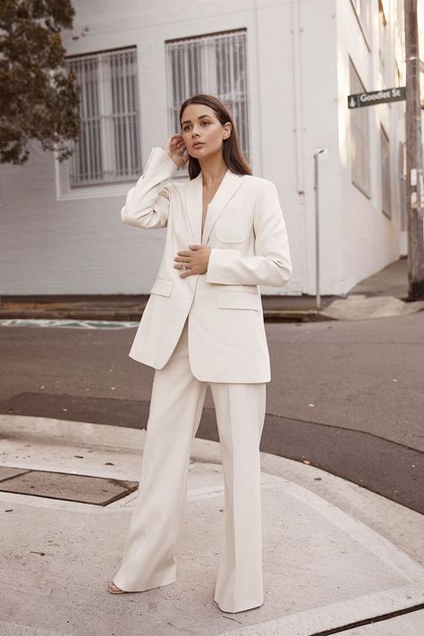 Business Style Women, Dandy Look, Blazer Off White, White Pantsuit, Female Suit, Minimalist Moda, Perfect Capsule Wardrobe, Cream Suit, Tailored Suit