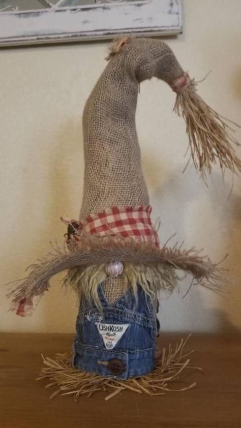 Farmer Gnome, Christmas Knomes, 4h Ideas, Scarecrow Crafts, Fall Gnomes, Halloween Gnomes, Halloween Scarecrow, Macrame Owl, Thanksgiving Treats