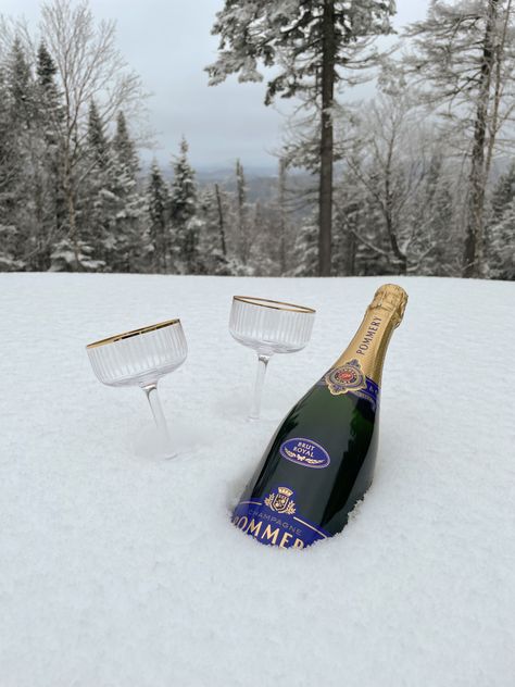 Champagne celebration Birthday in winter! #birthday #champagne #fun #winterwonderland Cottage Chalet, Snow Cottage, Champagne Celebration, Beige Instagram, Champagne Christmas, Aesthetic Pinterest, Cottagecore Aesthetic, Beige Aesthetic, Dream Board