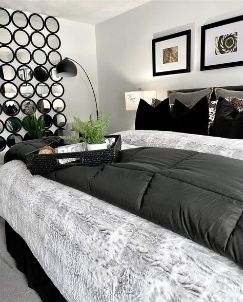 Silver And Black Room Decor Bedroom, Apartment Bedroom Ideas Black, Black And Silver Bedroom Decor, Black Bedroom Set Decor Ideas, Boyfriend Apartment, Small Room Decor Ideas, Apartment Finds, Glam Bedroom Decor, Black Bedroom Decor