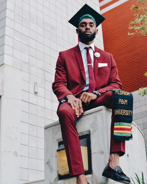 Who Run It 🏃🏿 Doctoral Graduation, Men Graduation Outfit, Graduation Pictures High School, Grad Picture Ideas, Grad Poses, Men Poses, Grad Session, Cap And Gown Pictures, Graduation Pic Ideas