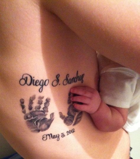 Baby Hand Tattoo, Hand Print Tattoos, Mutterschaft Tattoos, Tattoos For Baby Boy, Baby Footprint Tattoo, Amazing 3d Tattoos, Baby Tattoo Designs, Baby Name Tattoos