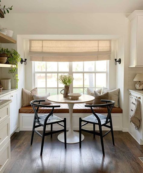 31 Window Bench Ideas to Create Cozy Seating with a View Small Bay Window Ideas, Breakfast Nook Ideas Bay Window, Breakfast Nook Bay Window, Window Bench Ideas, Bay Window Breakfast Nook, Small Bay Window, Bay Window Seating Kitchen, Nook Window, Oval Kitchen Table