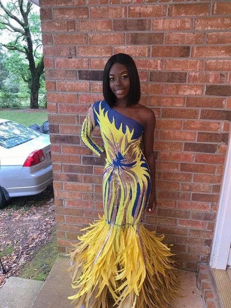 Funny Prom Dresses, Bad Prom Dresses, Worst Prom Dresses, Beige Prom Dresses, Funny Prom, Yellow Prom Dress, Yellow Prom, Prom Dresses Yellow, Cute Outfits With Jeans