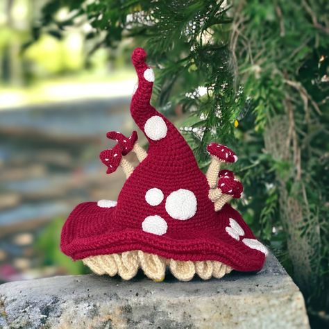 Crochet 3D mushroom witches hat. Have you been looking for the finishing touches for your renaissance fair outfit? Look no further! This witches hat will be the staple point of any outfit!   Can be made in adult or child size and any color combination.  Pattern by TheTwistedHatter Mushroom Ideas, Octopus Crochet, Mushroom Hat, Crochet Mushroom, Witches Hat, Crochet Hats Free Pattern, Head Gear, Crochet Fashion Patterns, Fun Crochet Projects