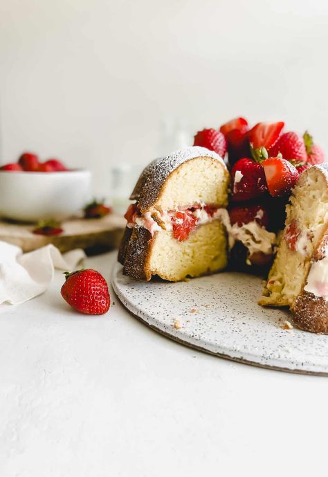 Strawberry Shortcake Bundt Cake, Strawberry Bundt Cake Recipes, Whipped Cream Cheese Filling, Easy Oreo Cake, Oreo Filling, Short Cake, Vanilla Filling, Oreo Flavors, Southern Desserts