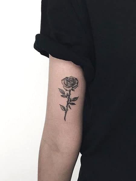 60 Popular Rose Tattoo Designs for Men - The Trend Spotter Small Tattoo For Woman, Woman Tattoo Ideas, Classy Tattoo, Tattoo For Woman, Single Rose Tattoos, Tato Flash, Rose Tattoo On Arm, Tattoo Ideas Unique, Dragons Tattoo