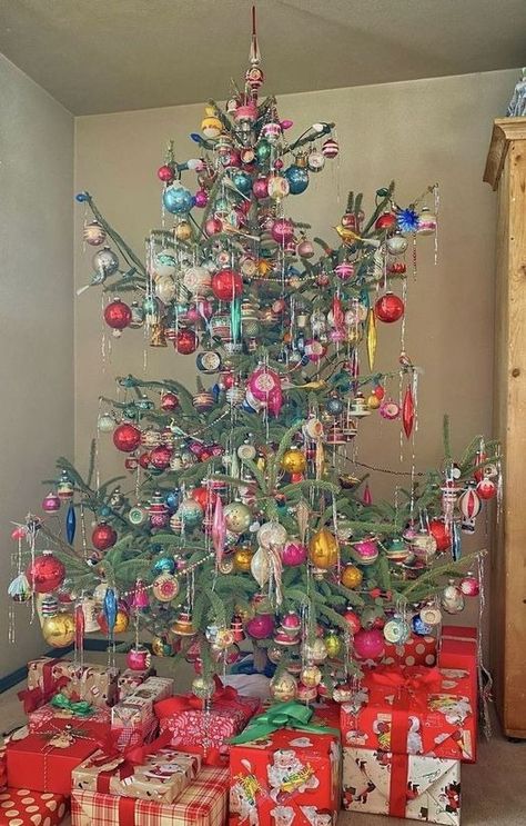 Nostalgic Christmas Images & Decor | Facebook Vintage Christmas Tree Ideas, Christmas Shop Displays, Amazing Christmas Trees, Vintage Christmas Tree Decorations, Nostalgic Christmas, Winter Decorations Diy, Vintage Christmas Gifts, Christmas Tree Inspiration, Christmas Tree Ideas