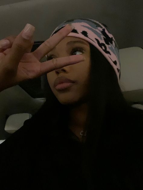 Beanie Picture Ideas, Afro With Beanie, Beanie Black Women, Beanie Outfit Girl, Wig With Beanie, Black Female Aesthetic, Beanie Outfit Black Women, Beanies Aesthetic Girl, Beanie Baddie