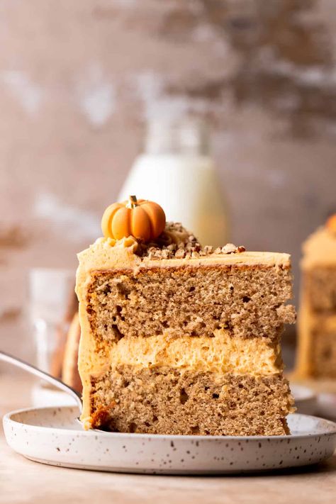 This chai cake is a very soft layered chai spice cake. This cake is topped with a pumpkin frosting full of spices! This is a simple layered cake that is perfect for the fall season. It taste just like a pumpkin chai latte. Pumpkin Buttercream Frosting, Pumpkin Frosting, Easy Pumpkin Recipes Desserts, Chai Cake, Pumpkin Buttercream, Brown Sugar Cakes, Apple Cinnamon Cake, Butterscotch Cake, Spiced Chai