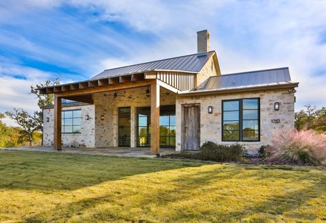 MIXON MAIN CABIN - Texas Home Plans Texas Ranch Homes, Texas Hill Country House Plans, Dog Trot House Plans, Welcome To Texas, Country Home Exterior, Hill Country Homes, Country House Design, Guest Cabin, Country Cabin