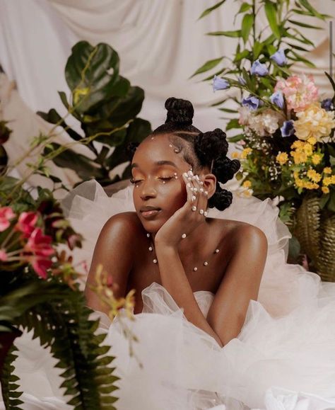 black girl aesthetic on Twitter: "… " Moda Afro, Pose Fotografi, Creative Photoshoot Ideas, Glam Photoshoot, Photographie Portrait Inspiration, Fancy Makeup, Photoshoot Themes, Photoshoot Concept, Trik Fotografi