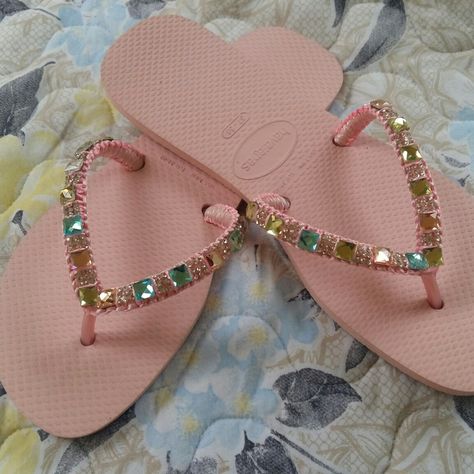 Slippers Diy, Flower Slippers, Trendy Slippers, Bridal Flip Flops, Bling Flip Flops, Beaded Flip Flops, Decorating Flip Flops, Fancy Sandals, Bling Ideas