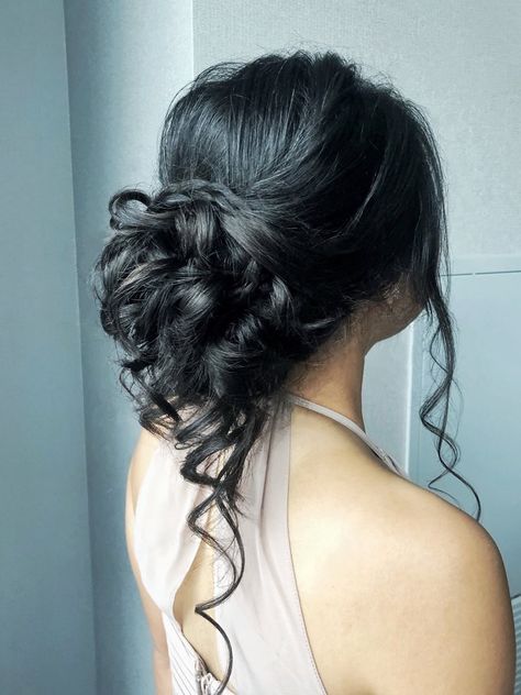 Wedding Hairstyles For Thick Hair, Hair Dos For Wedding, Chic Messy Bun, Updo Cabello Natural, Hair Makeup Wedding, Hairstyles For Brides, Formal Hairstyles For Long Hair, Wedding Bun Hairstyles, Wedding Hair Up