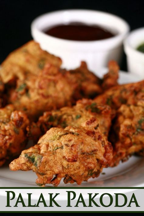 A plate of palak pakoda - spinach fritters. Palak Pakoda, Spinach Fritters, Pakoda Recipe, Recipe Spinach, Tandoori Chicken, Free Recipes, Savoury Food, Gluten Free Recipes, Free Food