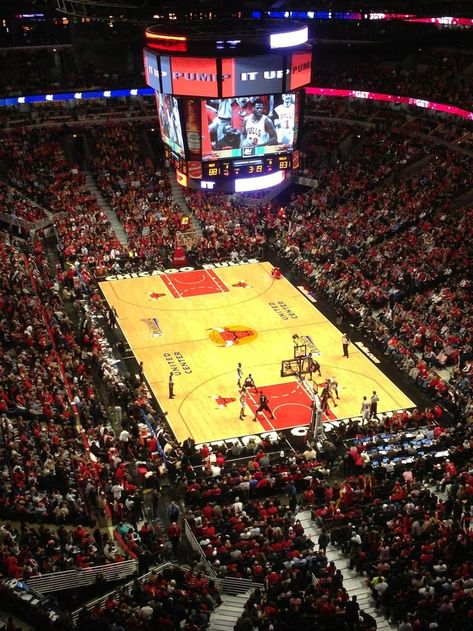 United Center Chicago Bulls, Chicago Bulls Stadium, Basketball Match Aesthetic, Chicago Bulls Aesthetic, Nba Stadium, United Center Chicago, Bull Pictures, Basketball Match, Bulls Wallpaper