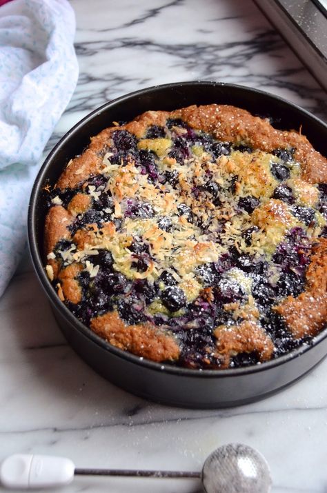 This simple one-pan blueberry coconut cake takes only a little over an hour to make from start to finish, and is perfect for dinner parties, brunch, and weekend celebrations. Blueberry Skillet, Dump Desserts, Blueberry Baking, Skillet Dessert, Tailgate Ideas, Blueberry Dump Cakes, Skillet Cake, Blueberry Yogurt, Dump Cake Pumpkin