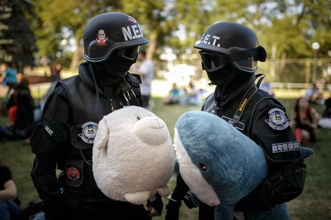 Neet Swat, Huggable Teddy Bear, Rainbow Six Siege Art, Army Couple, Army Humor, Funny Animals With Captions, Military Pictures, Army Men, Masked Man