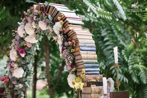 Book Arch, Wedding Planner Guide, Wedding Arch Ideas, White Wedding Arch, Parasol Wedding, Diy Wedding Arch, Bridal Parties Pictures, Wedding Arch Rustic, Arch Ideas