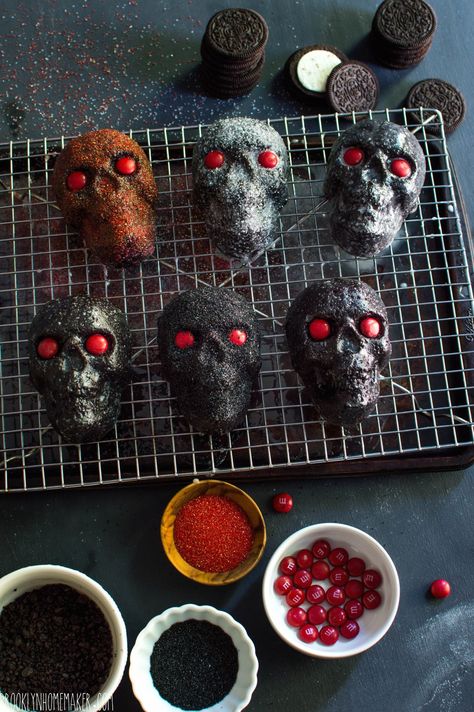 dark chocolate & oreo mini skull cakes | Brooklyn Homemaker Skull Cakes, Halloween Themed Snacks, Skull Cupcakes, Cookies Aesthetic, Creepy Food, Halloween Deserts, Halloween Food Dinner, Halloween Food Appetizers, Kid Halloween