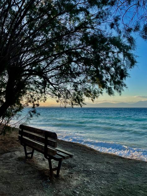 #aesthetic #beach #peaceful Bench Aesthetic, Beach Bench, Aesthetic Beach, Peaceful Places, Beach Painting, Photography Wallpaper, Beach Aesthetic, Park Bench, Landscape Photography