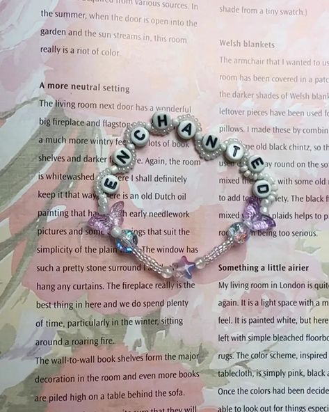 Bracelet Ideas Seed Beads, Eras Tour Bracelet Ideas, Eras Bracelet, Eras Bracelets, Cute Friendship Bracelets, Taylor Swift Tour Outfits, Bracelet Inspo, Bracelets Ideas, Bujo Ideas