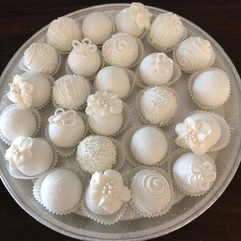 White Oreo Balls, White Foods For Party, Wedding Cake Balls, Starbucks Cake Pops, White Cake Pops, Starbucks Cake, Sunflower Wedding Decorations, Cake Pop Designs, Wedding Cake Images