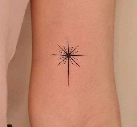 Tattoo Etoile, North Star Tattoos, Small Star Tattoos, Minimal Tattoos, Hand And Finger Tattoos, Tattoos For Girls, Petite Tattoos, Star Tattoo, Small Hand Tattoos