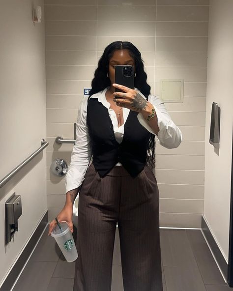 Lael Mitchell ᥫ᭡ | Corporate Bae 🥸 | Instagram Flattering Business Casual Outfits, Summer Corporate Baddie, Outfits To Wear To Graduation Ceremony, Work Badge Photo Outfit, Fashionable Office Wear, Work Outfit Inspo Business Casual, Corporate Girl Aesthetic Black Woman, Streetwear Business Casual Women, Corporate Outfits Black Women